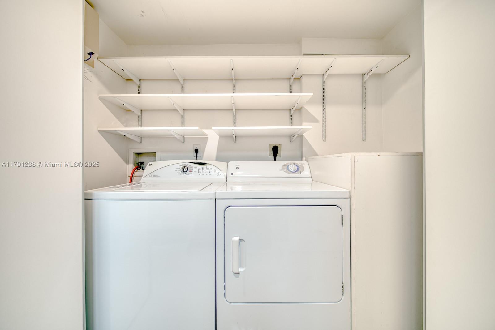 90 Alton Road, Unit TH2 Miami Beach, FL 33139 - Photo 14 of 32 a utility room with dryer and washer