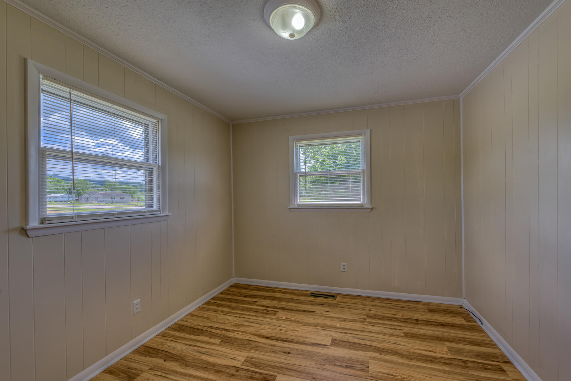 1599 Hickory Tree Road Bristol, TN 37620 - Photo 14 of 28 DSC_8702-NEF_DxO_DeepPRIME_27 copy