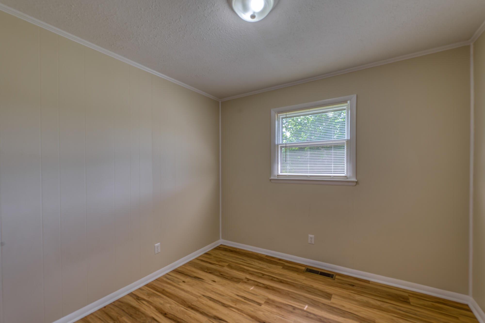 1599 Hickory Tree Road Bristol, TN 37620 - Photo 16 of 28 DSC_8706-NEF_DxO_DeepPRIME_28 copy