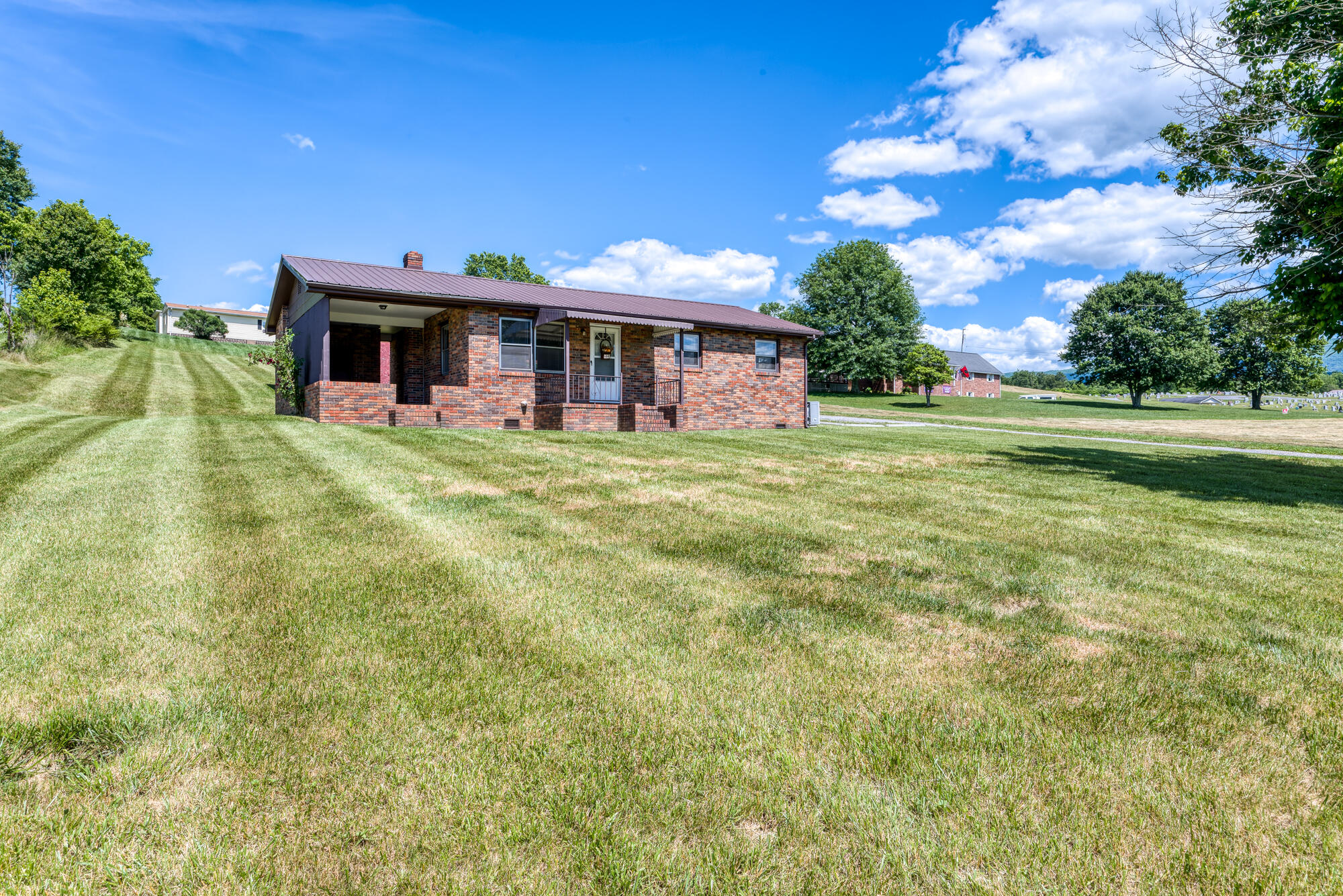1599 Hickory Tree Road Bristol, TN 37620 - Photo 26 of 28 DSC_8581-NEF_DxO_DeepPRIME_3