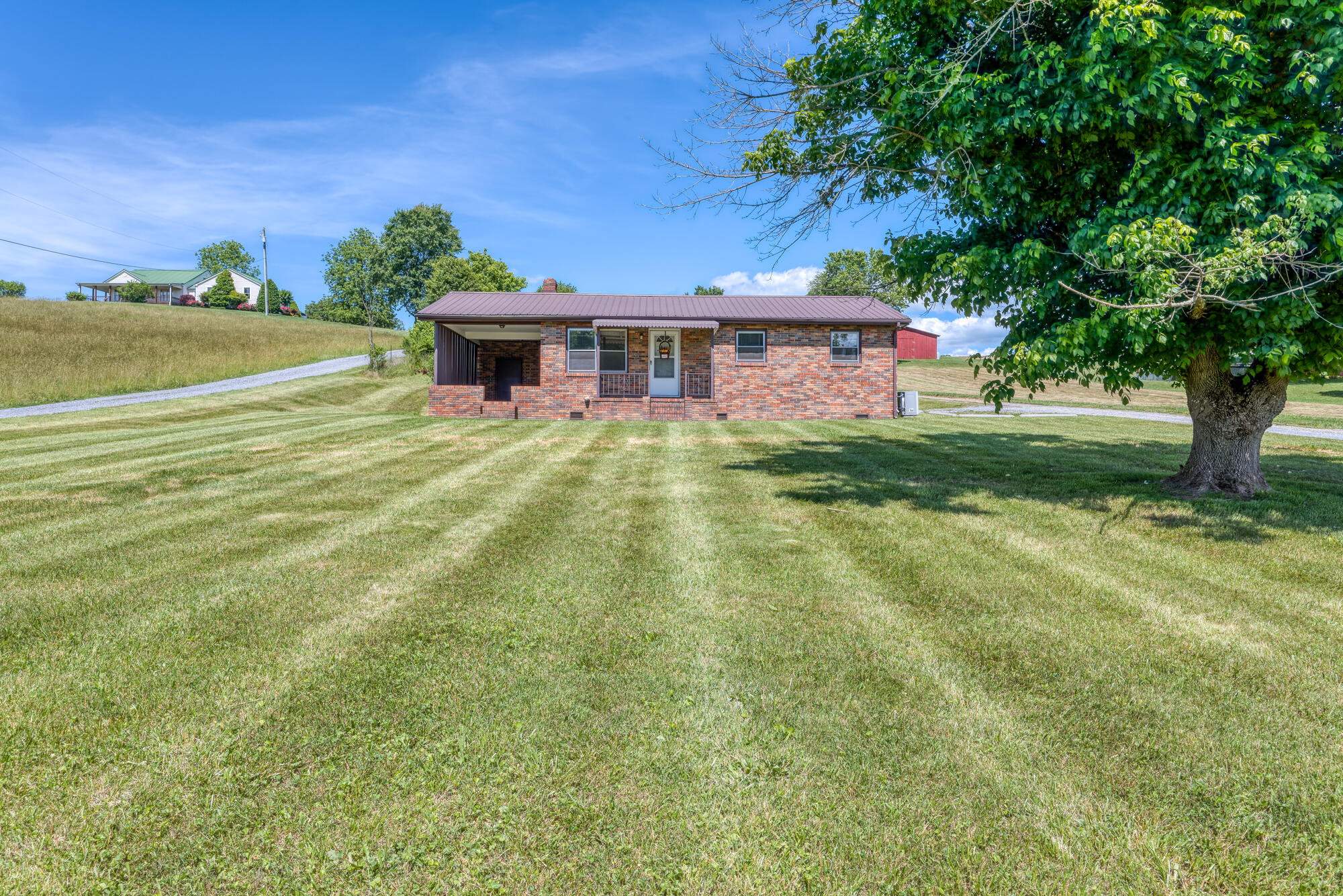 1599 Hickory Tree Road Bristol, TN 37620 - Photo 3 of 28 DSC_8574-NEF_DxO_DeepPRIME_1