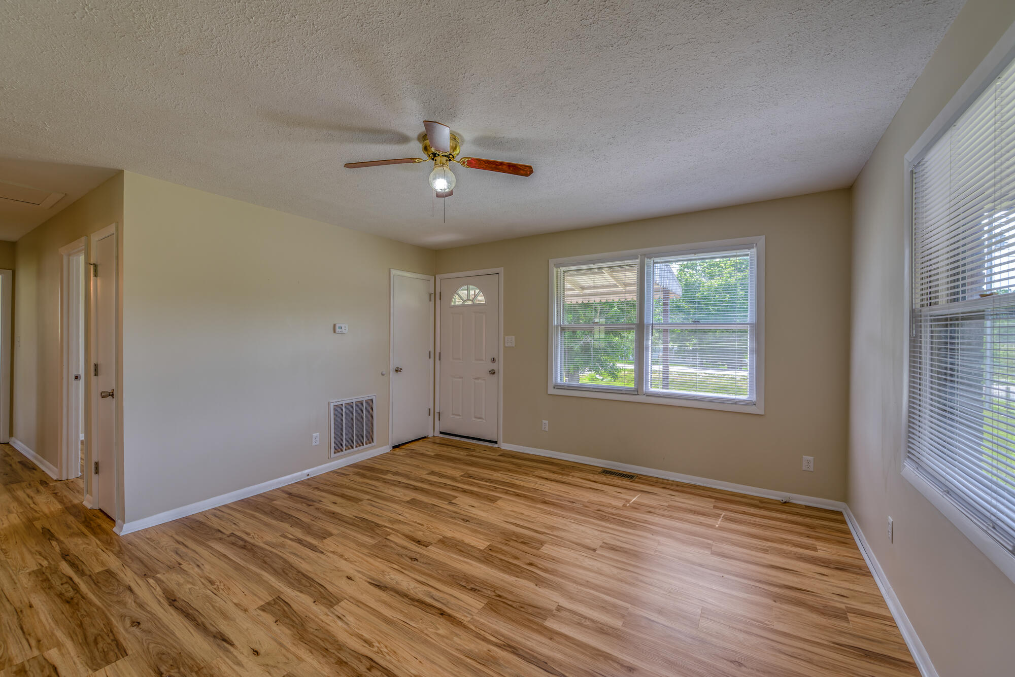 1599 Hickory Tree Road Bristol, TN 37620 - Photo 6 of 28 DSC_8658-NEF_DxO_DeepPRIME_18 copy