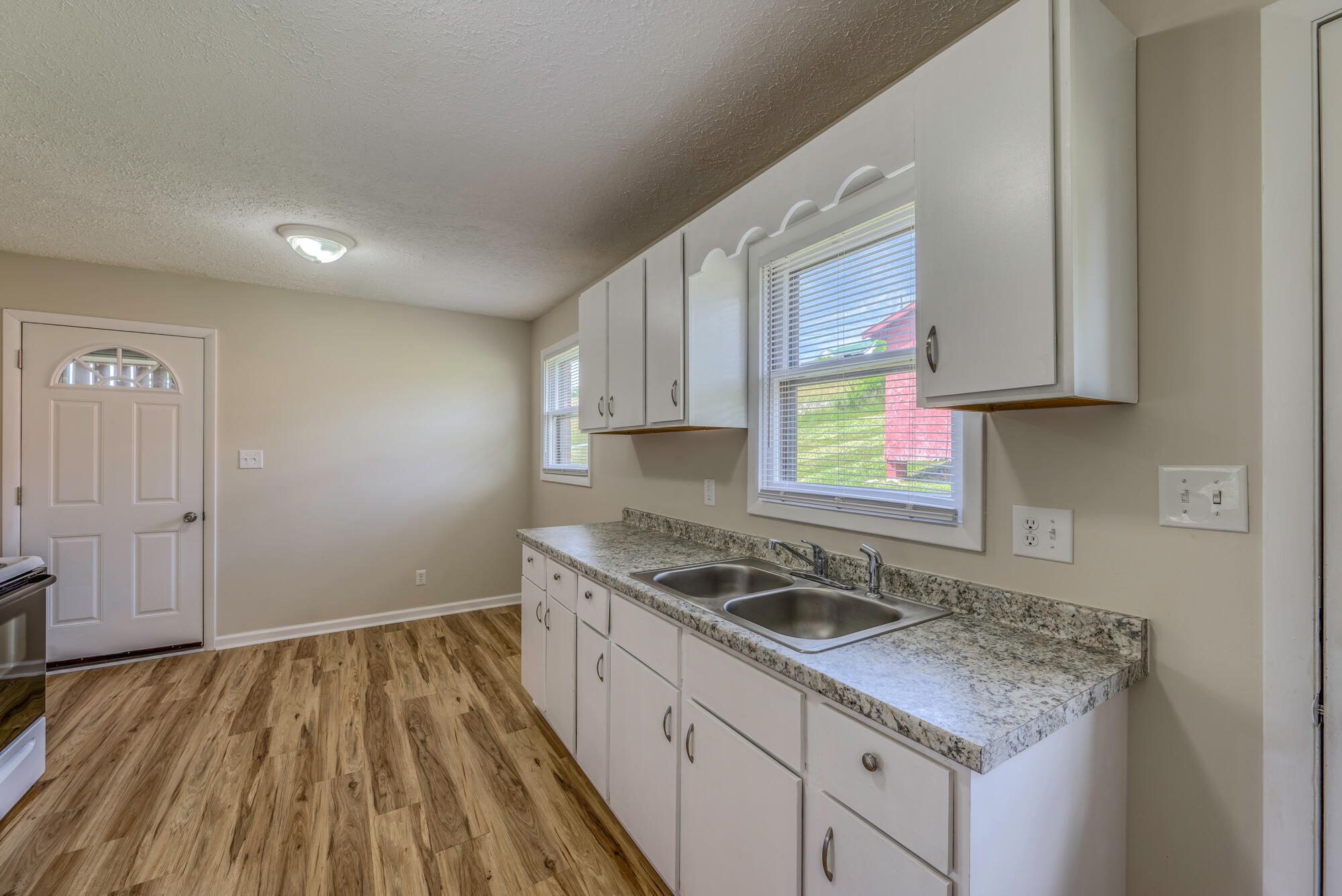 1599 Hickory Tree Road Bristol, TN 37620 - Photo 7 of 28 DSC_8663-NEF_DxO_DeepPRIME_19 copy