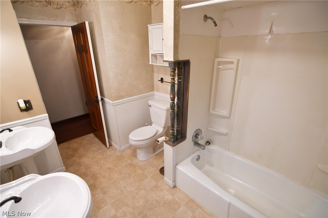 4386 Reimer Road Barberton, OH 44203 - Photo 19 of 35 Main bath has two sinks and a full closet for additional storage