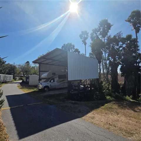 a view of a house with backyard and garden