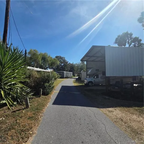 a view of a back yard