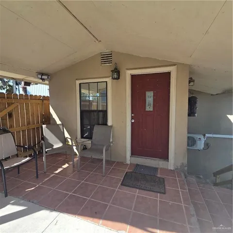 a view of entryway with a rug