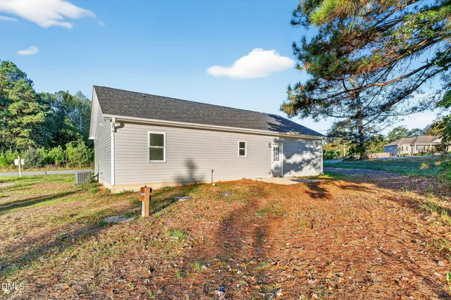 a view of backyard of the house