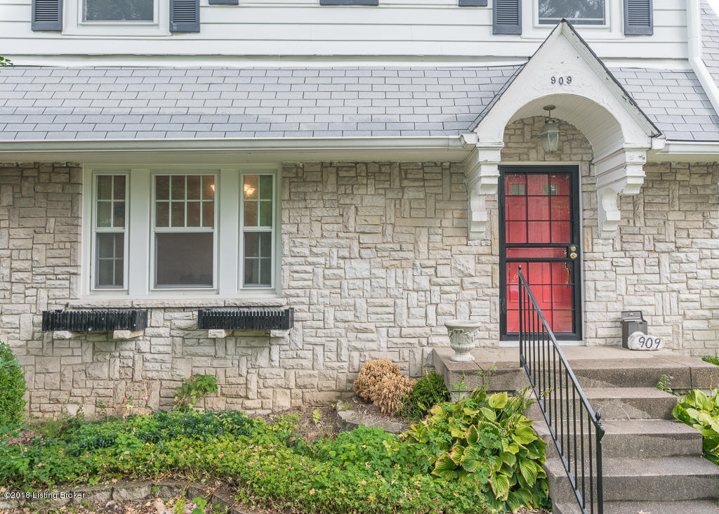 909 Greenleaf Road Louisville, KY 40213 - Photo 3 of 19 DSC_4489