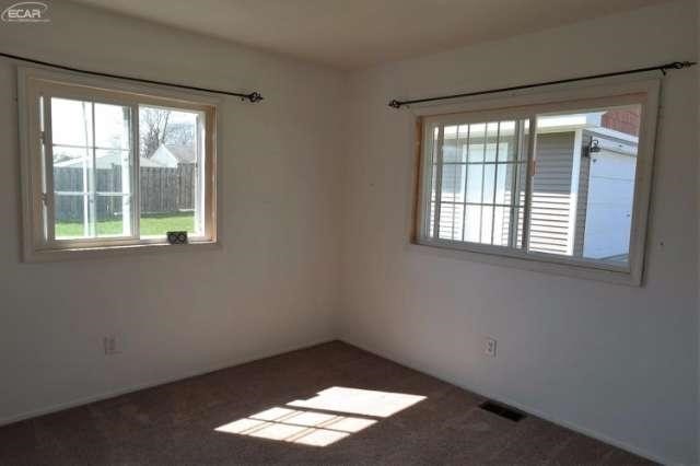 231 Armstrong Fenton, MI 48430 - Photo 11 of 20 21132549-10.JPG