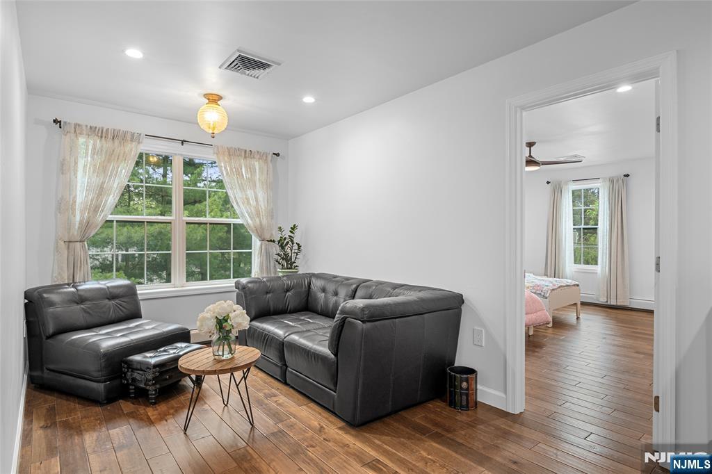 322 East Midland Avenue Paramus, NJ 07652 - Photo 17 of 37