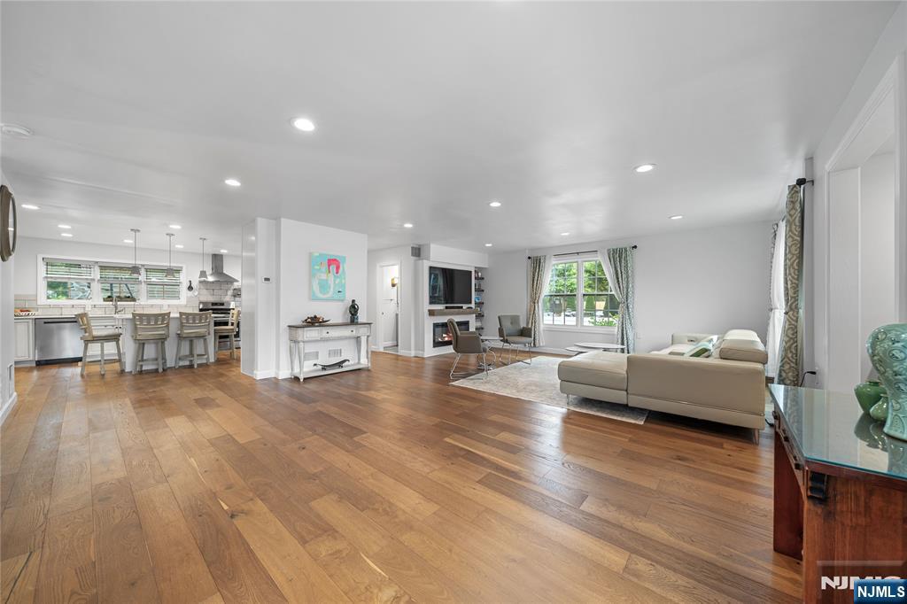 322 East Midland Avenue Paramus, NJ 07652 - Photo 4 of 37