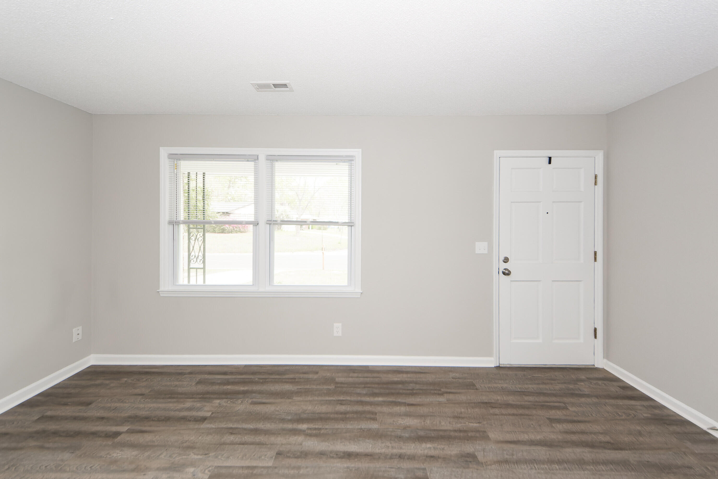 11 Kenilworth Road Goose Creek, SC 29445 - Photo 5 of 32 Living Rm to Entry
