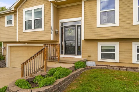 $300,000 | 101 Bridgeport Drive, Smithville, MO 64089