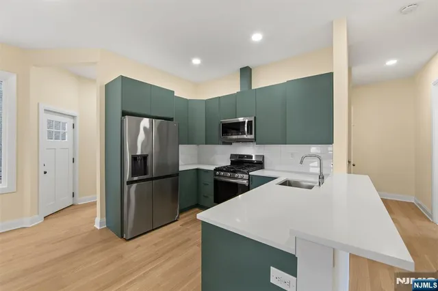 $2,899,999 | 855-859 Boulevard, Weehawken, NJ 07086