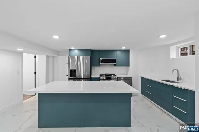 $2,899,999 | 855-859 Boulevard, Weehawken, NJ 07086