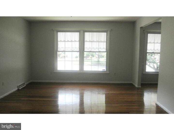 2500 Yellowstone Road Cinnaminson, NJ 08077 - Photo 3 of 20 Living Room