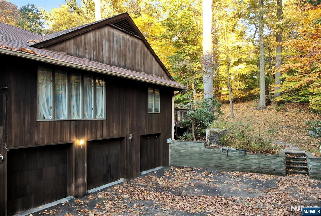 44 Robin Lane Alpine, NJ 07620 - Photo 4 of 6 a backyard of a house with lots of green space