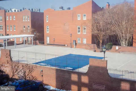 a picture of a book shelf