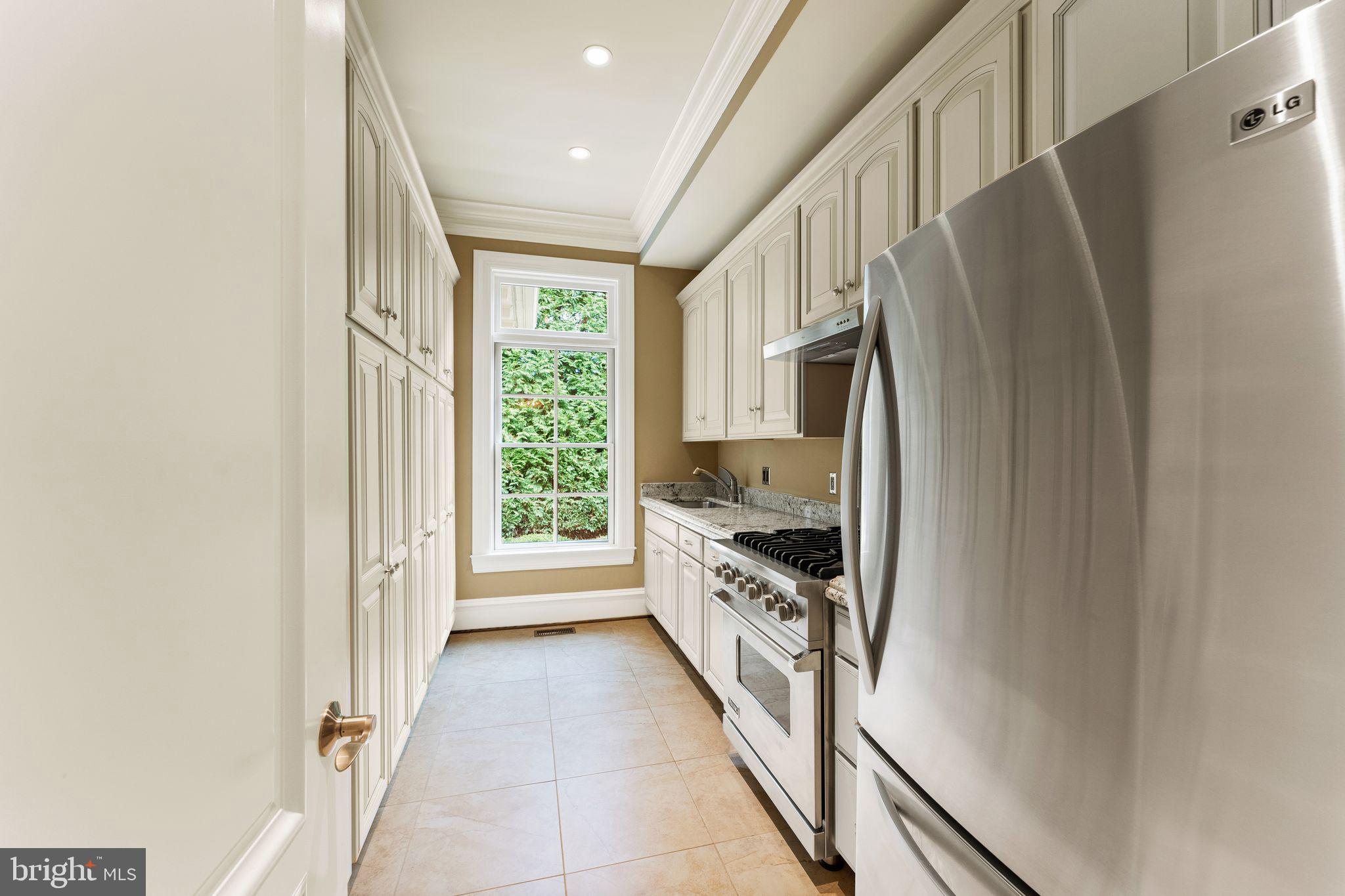 1105 Towlston Road McLean, VA 22102 - Photo 18 of 50 Catering kitchen w/ large pantry & Viking stove