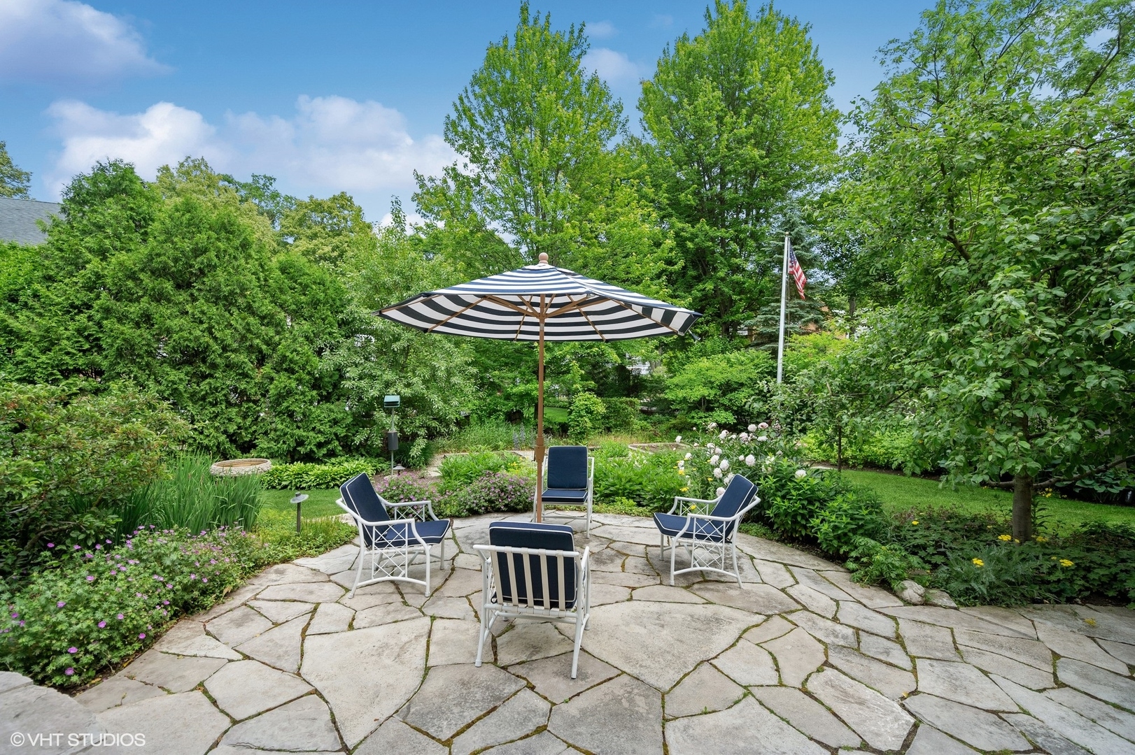 644 Oak Street Winnetka, IL 60093 - Photo 11 of 40 a view of a chairs and table in backyard