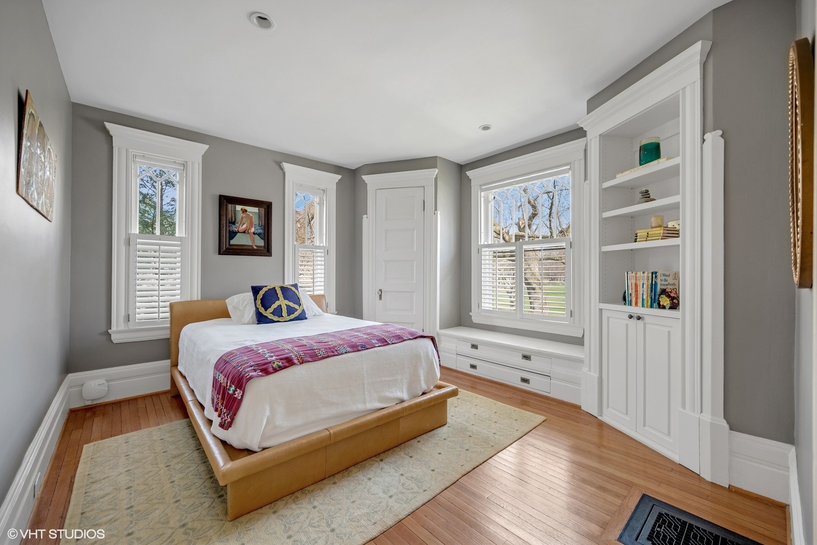 644 Oak Street Winnetka, IL 60093 - Photo 30 of 40 a bedroom with a bed and a window with outer view