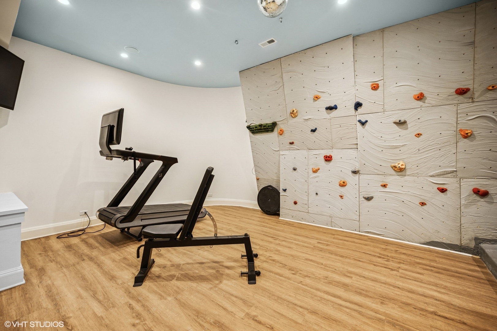 644 Oak Street Winnetka, IL 60093 - Photo 37 of 40 a view of a hallway with wooden floor