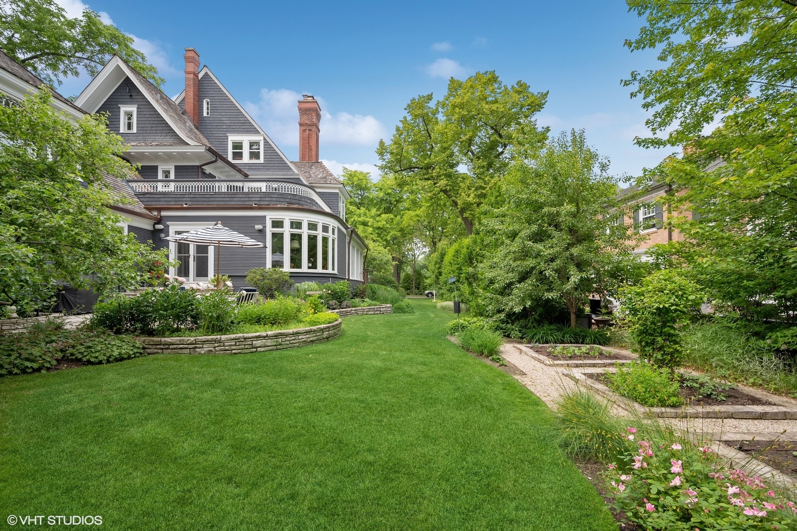 644 Oak Street Winnetka, IL 60093 - Photo 5 of 40 a front view of a house with a yard
