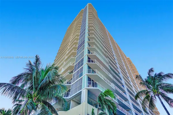 $3,100 | 7601 East Treasure Drive, Unit 2205, North Bay Village, FL 33141