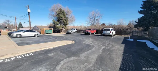 a view of a parking area