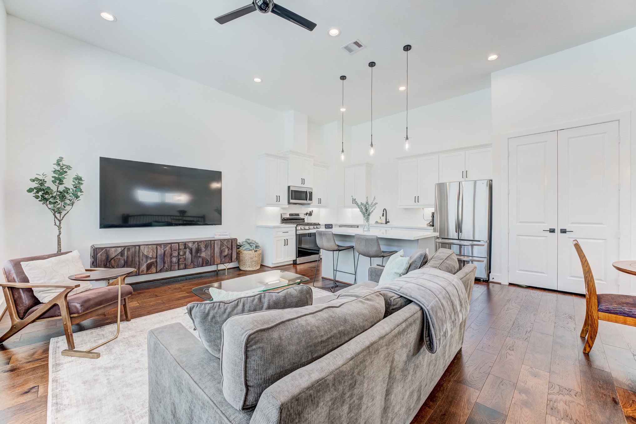107 West Whitney Street, Unit E Houston, TX 77018 - Photo 12 of 48 a living room with furniture and a flat screen tv