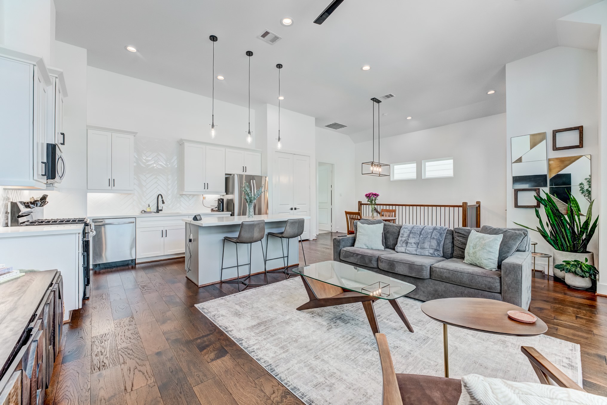 107 West Whitney Street, Unit E Houston, TX 77018 - Photo 13 of 48 a living room with furniture kitchen view and a wooden floor