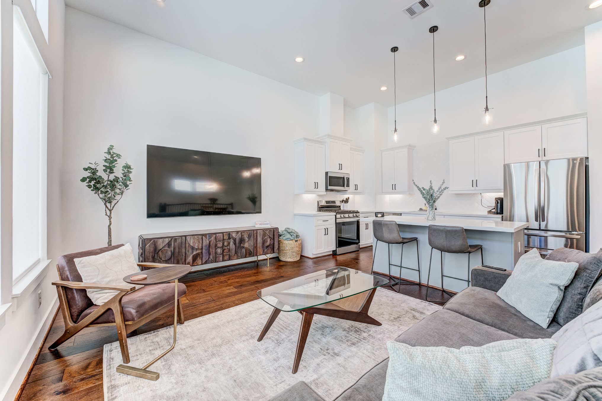 107 West Whitney Street, Unit E Houston, TX 77018 - Photo 14 of 48 a living room with furniture kitchen view and a flat screen tv