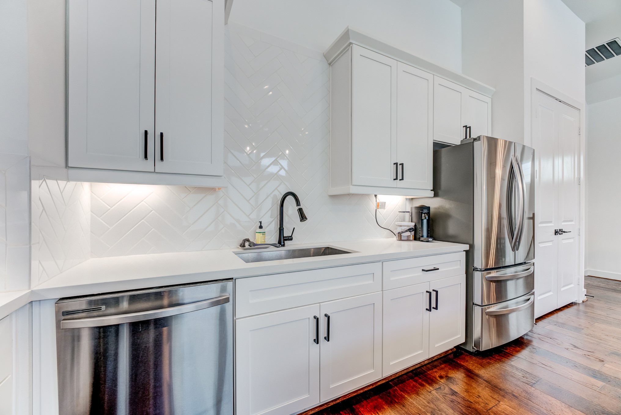 107 West Whitney Street, Unit E Houston, TX 77018 - Photo 24 of 48 a kitchen with appliances cabinets and a sink
