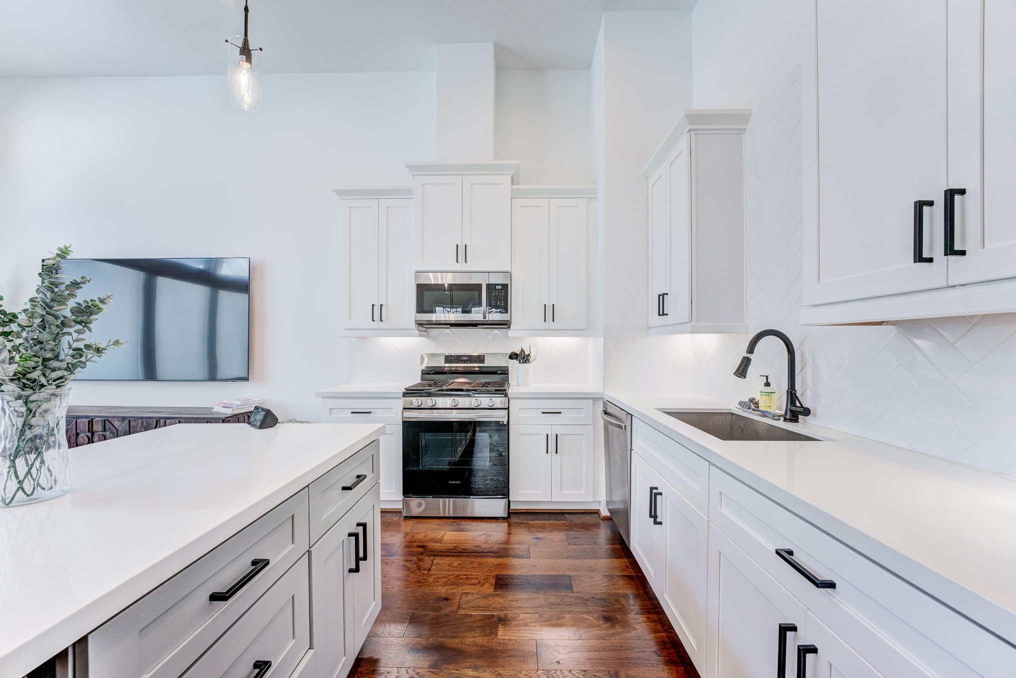 107 West Whitney Street, Unit E Houston, TX 77018 - Photo 25 of 48 a kitchen with stainless steel appliances a sink stove and white cabinets