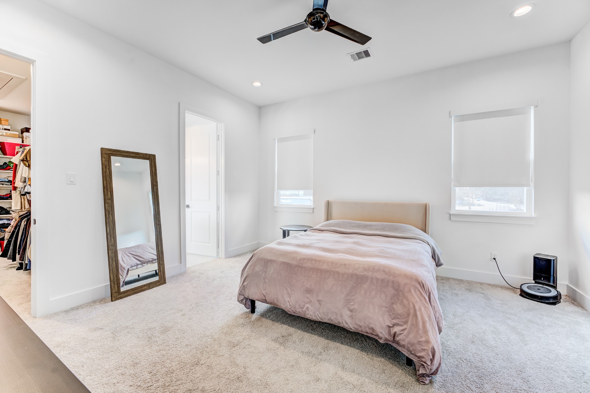 107 West Whitney Street, Unit E Houston, TX 77018 - Photo 28 of 48 a bedroom with a bed and a dresser
