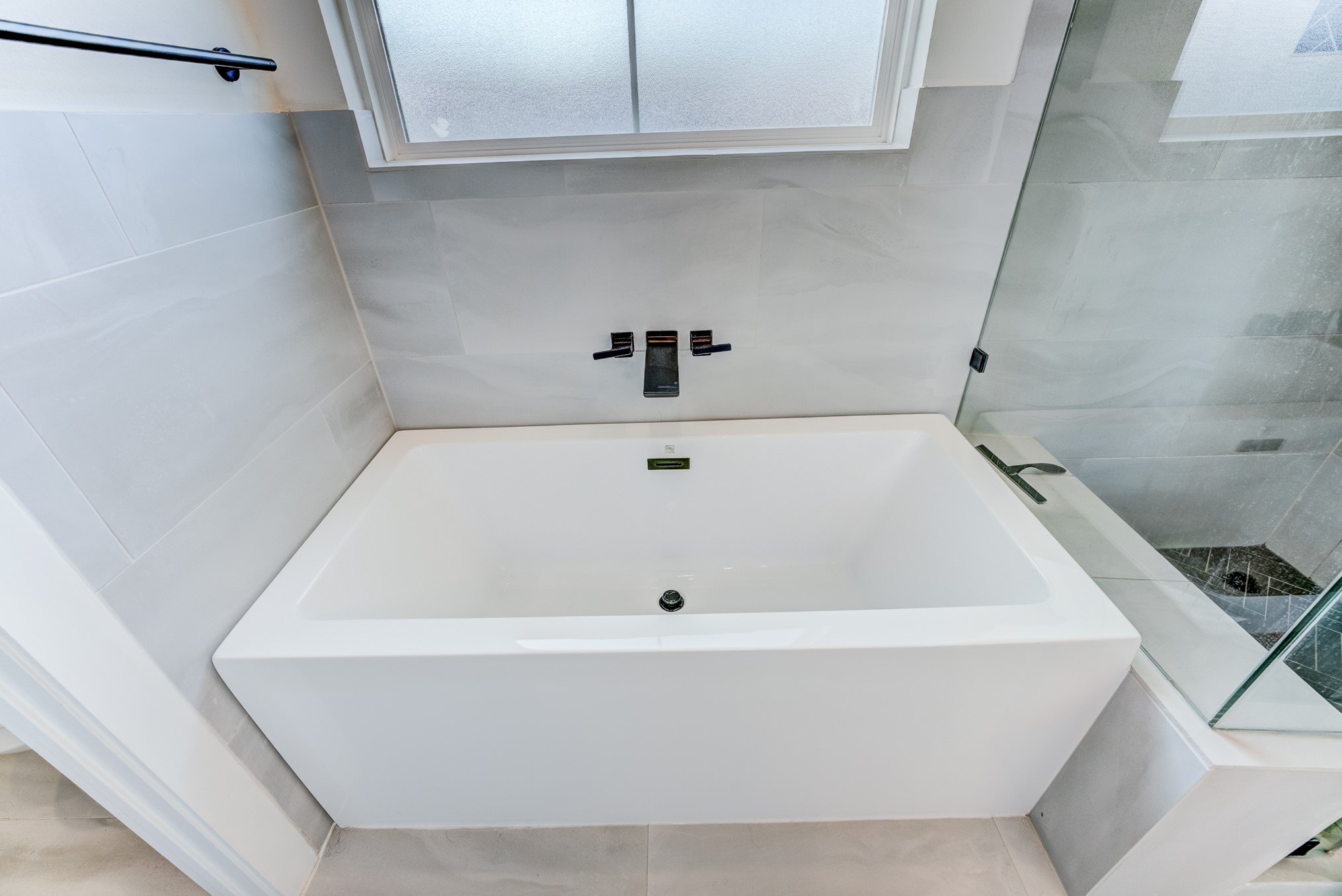 107 West Whitney Street, Unit E Houston, TX 77018 - Photo 37 of 48 a bathroom with a white bath tub