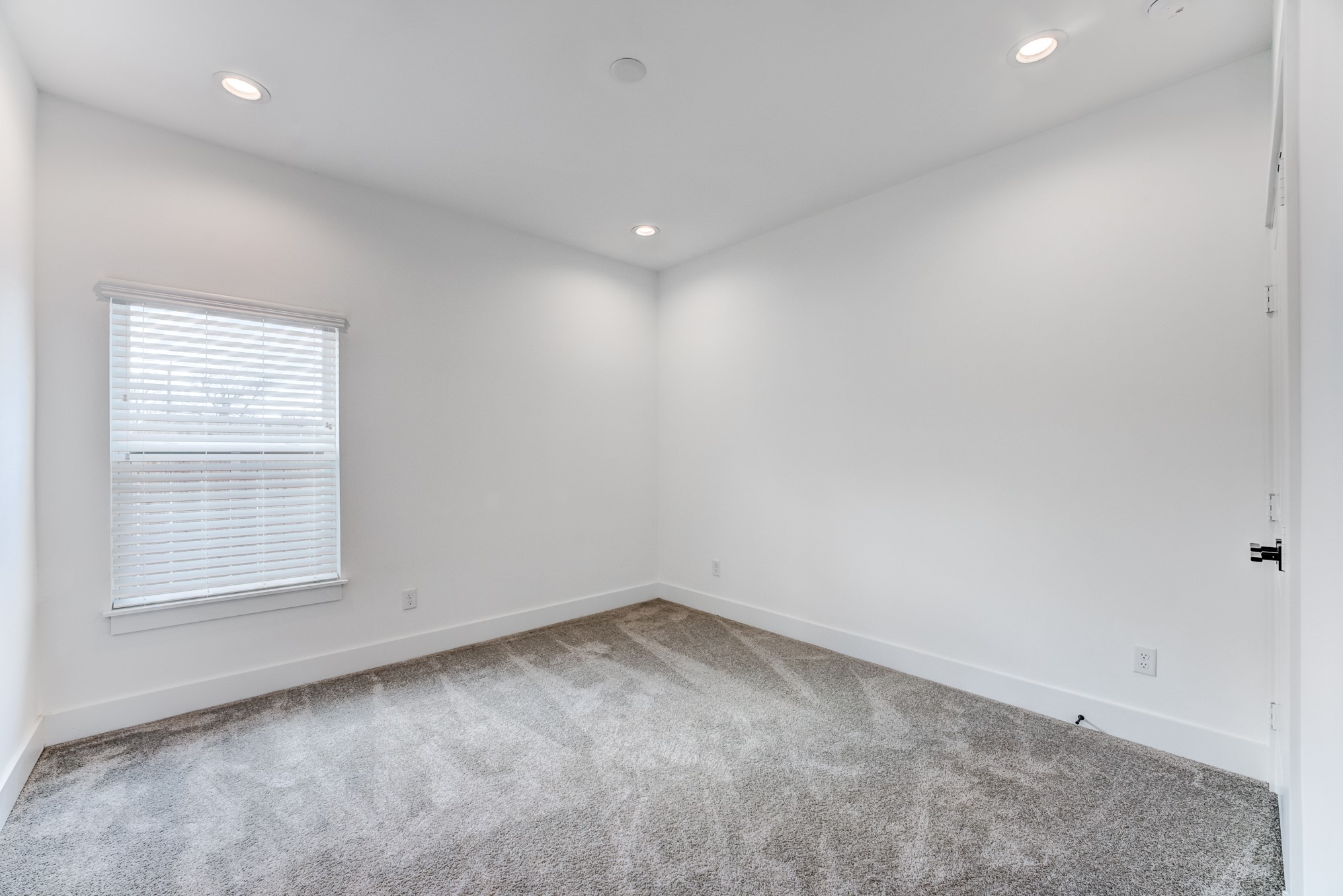 107 West Whitney Street, Unit E Houston, TX 77018 - Photo 39 of 48 an empty room with a window
