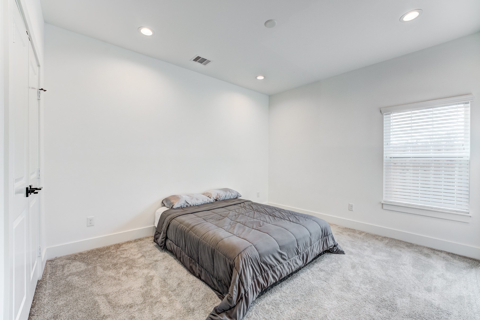 107 West Whitney Street, Unit E Houston, TX 77018 - Photo 43 of 48 a bedroom with a bed and a window