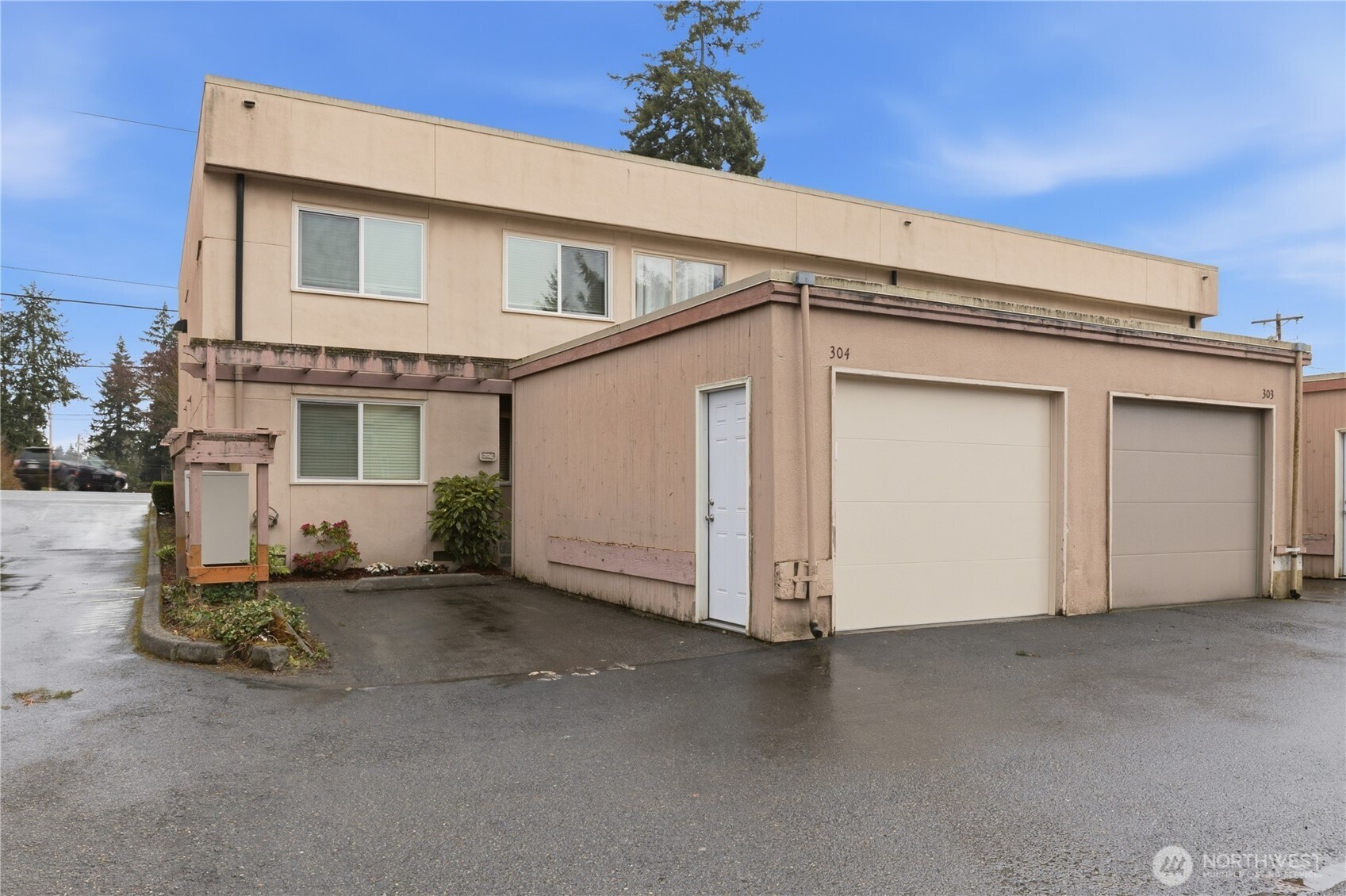8225 212th Street Southwest, Unit 304 Edmonds, WA 98026 - Photo 32 of 35 front view of a house