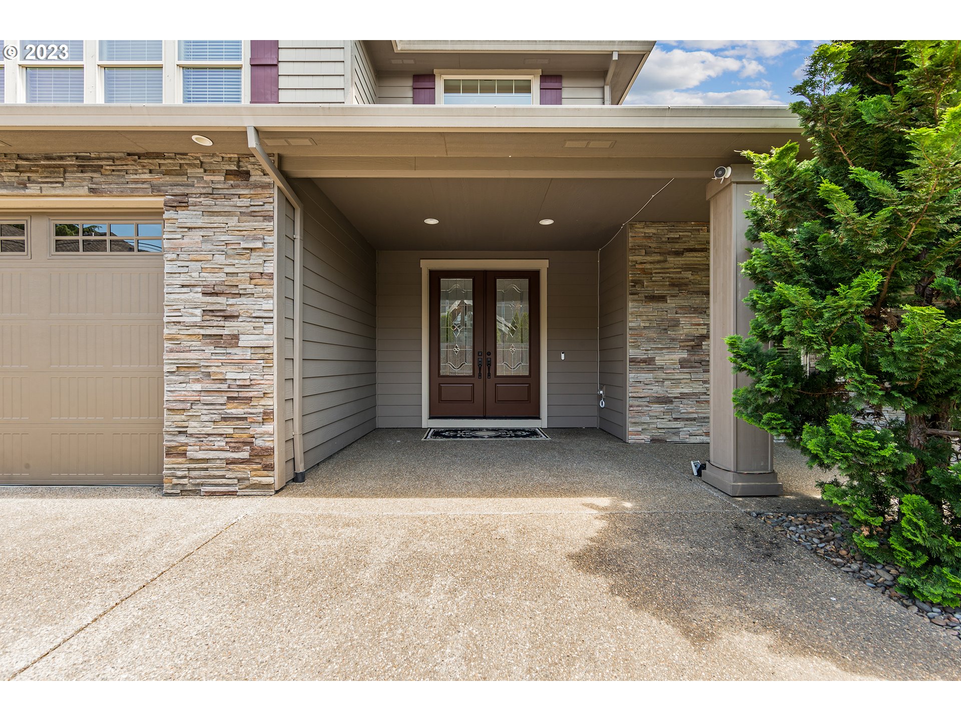 5316 Southwest Childs Road Lake Oswego, OR 97035 - Photo 2 of 42 a view of a large building