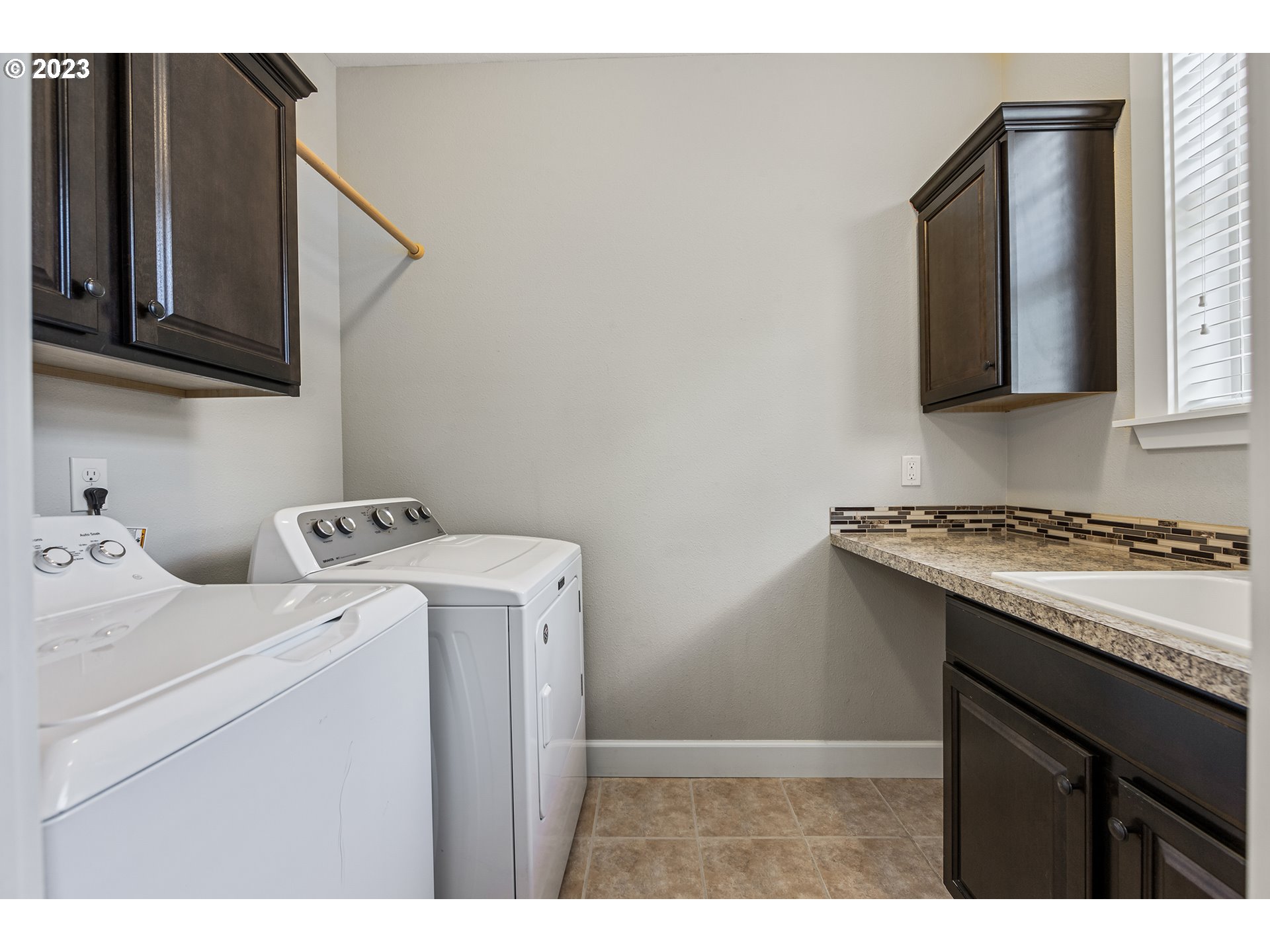 5316 Southwest Childs Road Lake Oswego, OR 97035 - Photo 35 of 42 a utility room with dryer and washer