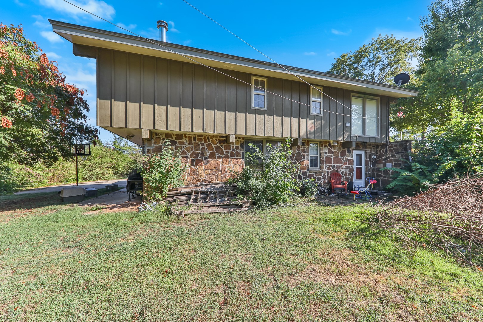 750 Risser Avenue Muskogee, OK 74403 - Photo 2 of 24 Side View of the home.