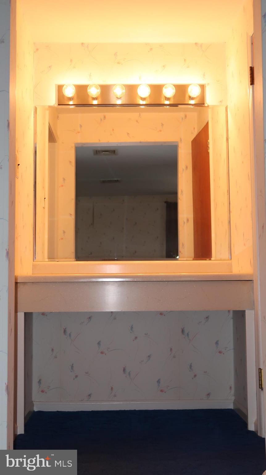 207 Fairfield Drive Wallingford, PA 19086 - Photo 19 of 28 Primary Bedroom - Dressing Area