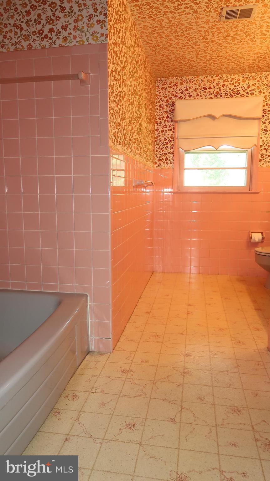 207 Fairfield Drive Wallingford, PA 19086 - Photo 24 of 28 Full Halll Bath