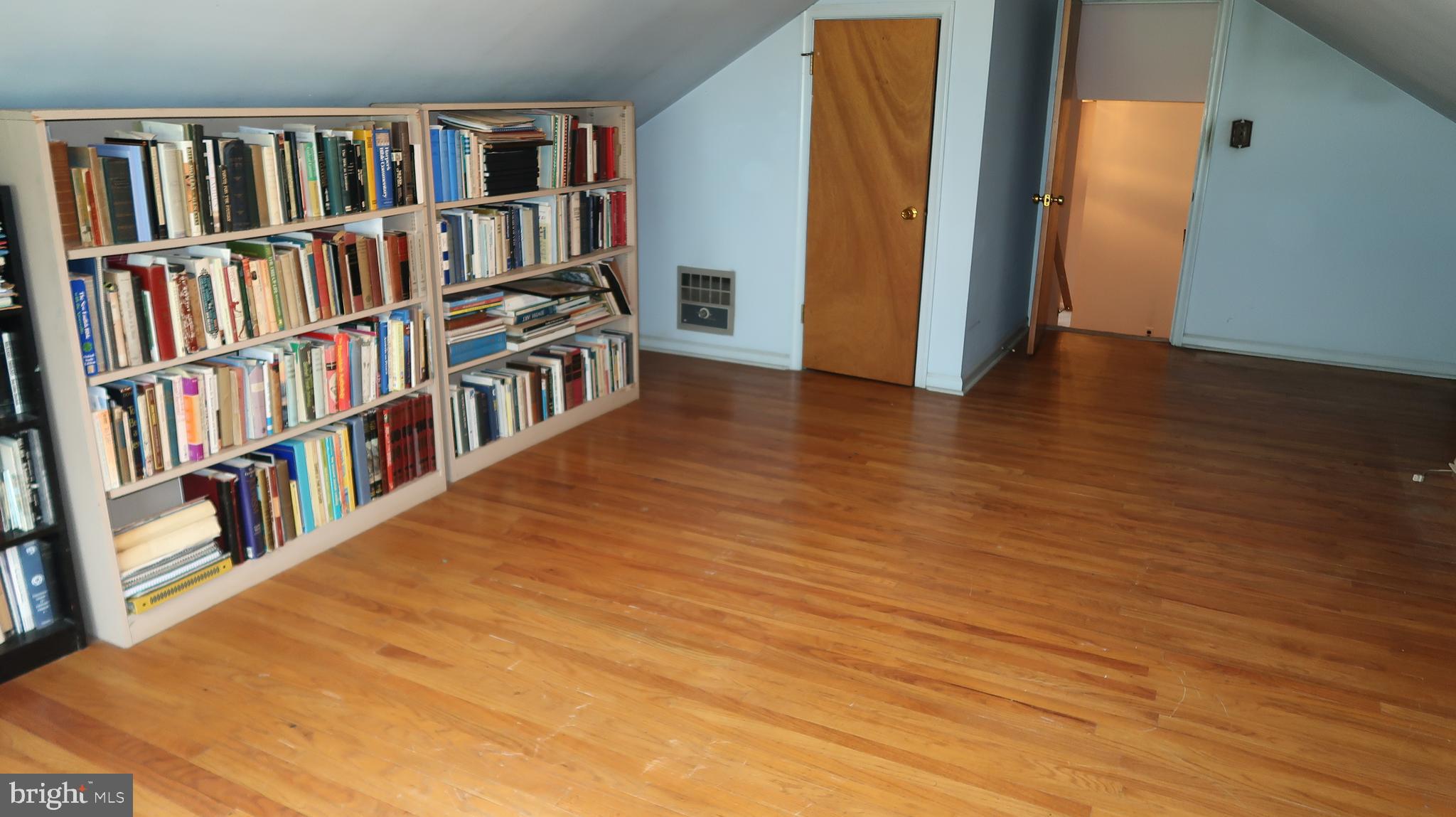 207 Fairfield Drive Wallingford, PA 19086 - Photo 26 of 28 Top Level 4th Bedroom With Hardwood Floors