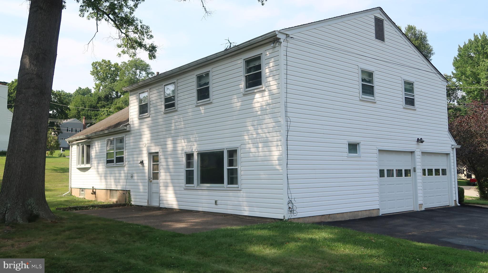 207 Fairfield Drive Wallingford, PA 19086 - Photo 6 of 28 Side View With Garage