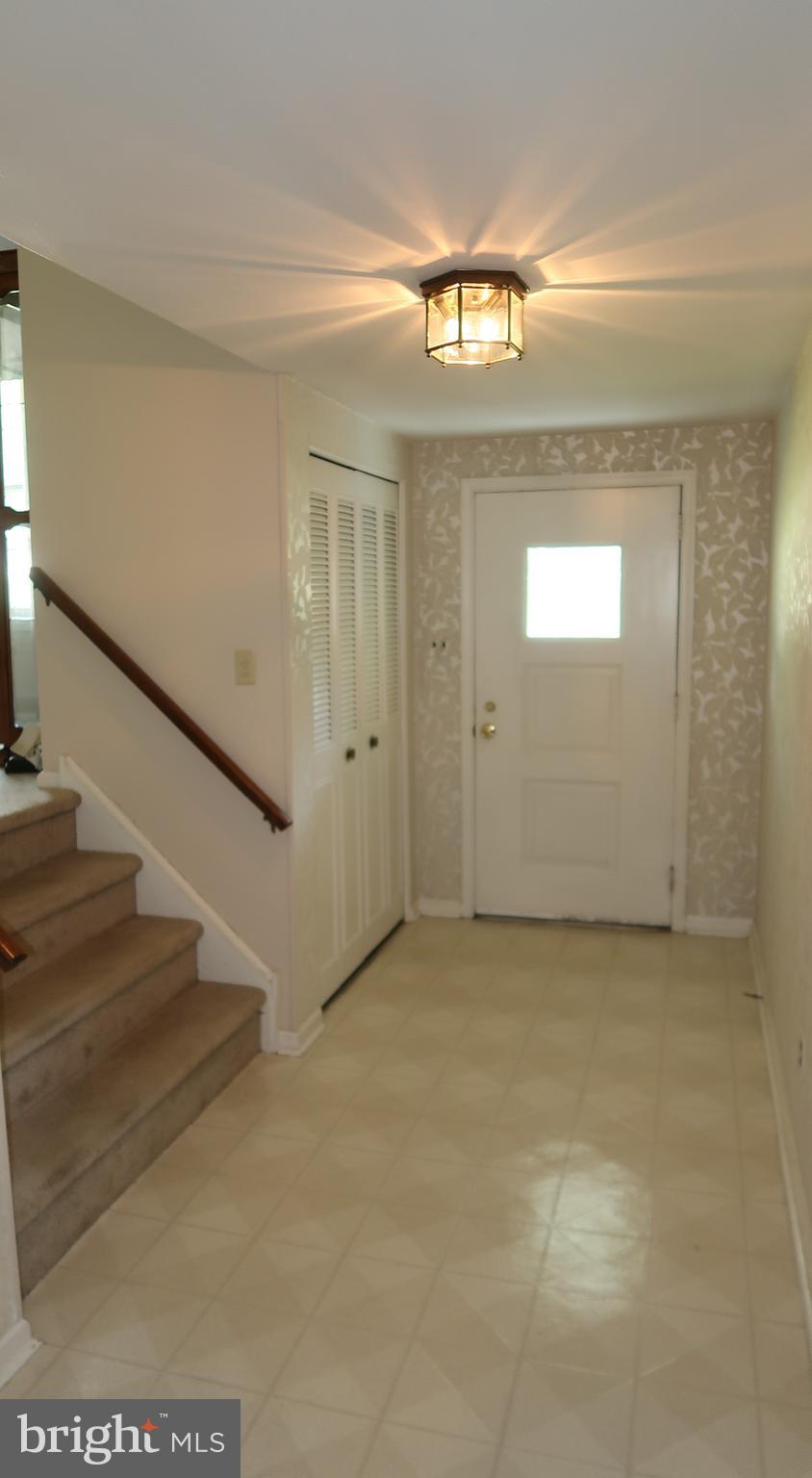 207 Fairfield Drive Wallingford, PA 19086 - Photo 8 of 28 Entry Foyer