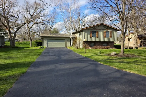 $399,900 | 6125 South Kilkenny Drive, Crystal Lake, IL 60014