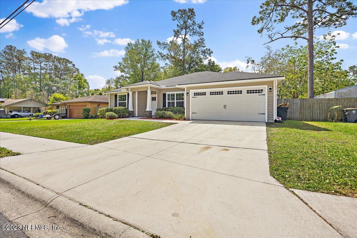 5418 Manfields Place Jacksonville, FL 32207 - Photo 3 of 21 a front view of house with yard and green space